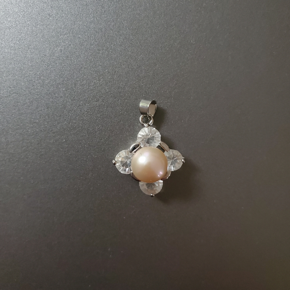 Pearl & Diamond pendant